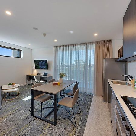 Littomore Suites Kingswood 彭里斯 外观 照片