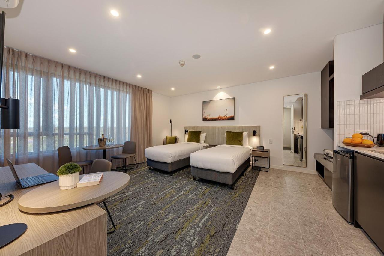 Littomore Suites Kingswood 彭里斯 外观 照片