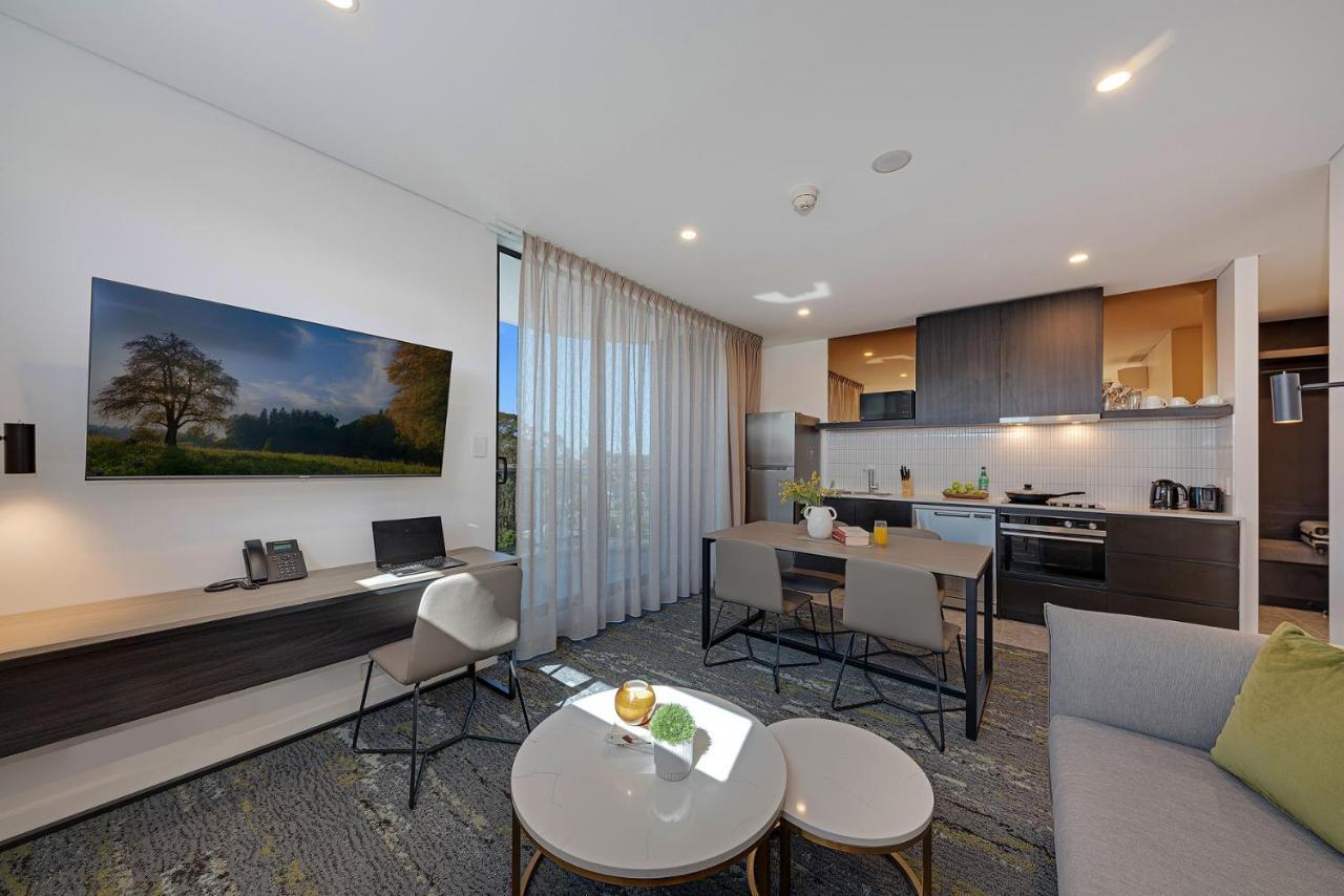 Littomore Suites Kingswood 彭里斯 外观 照片