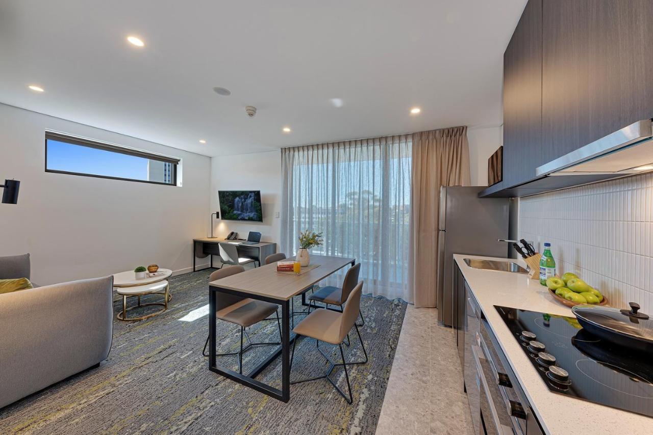 Littomore Suites Kingswood 彭里斯 外观 照片
