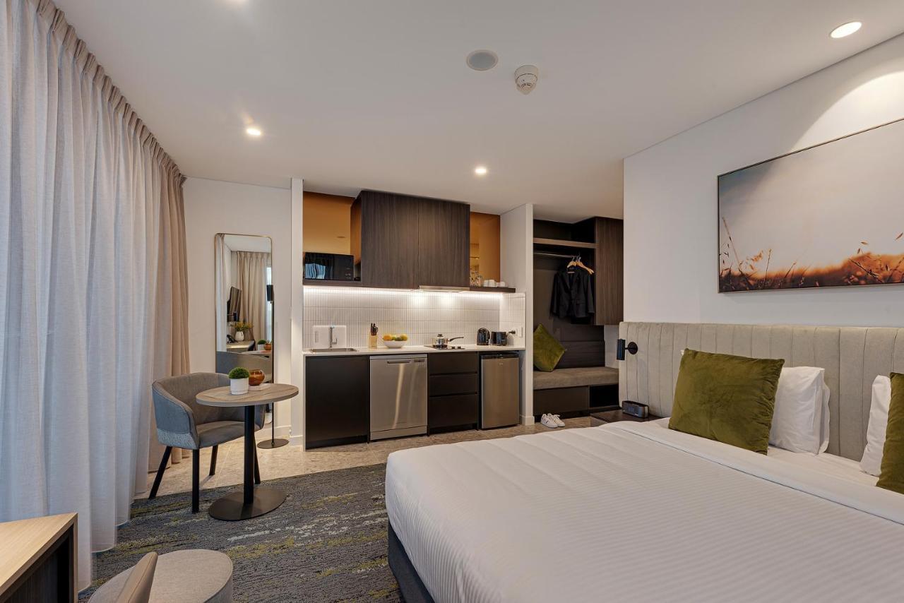 Littomore Suites Kingswood 彭里斯 外观 照片
