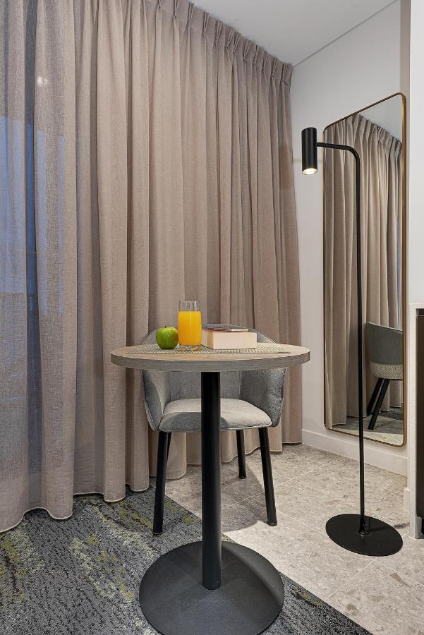 Littomore Suites Kingswood 彭里斯 外观 照片
