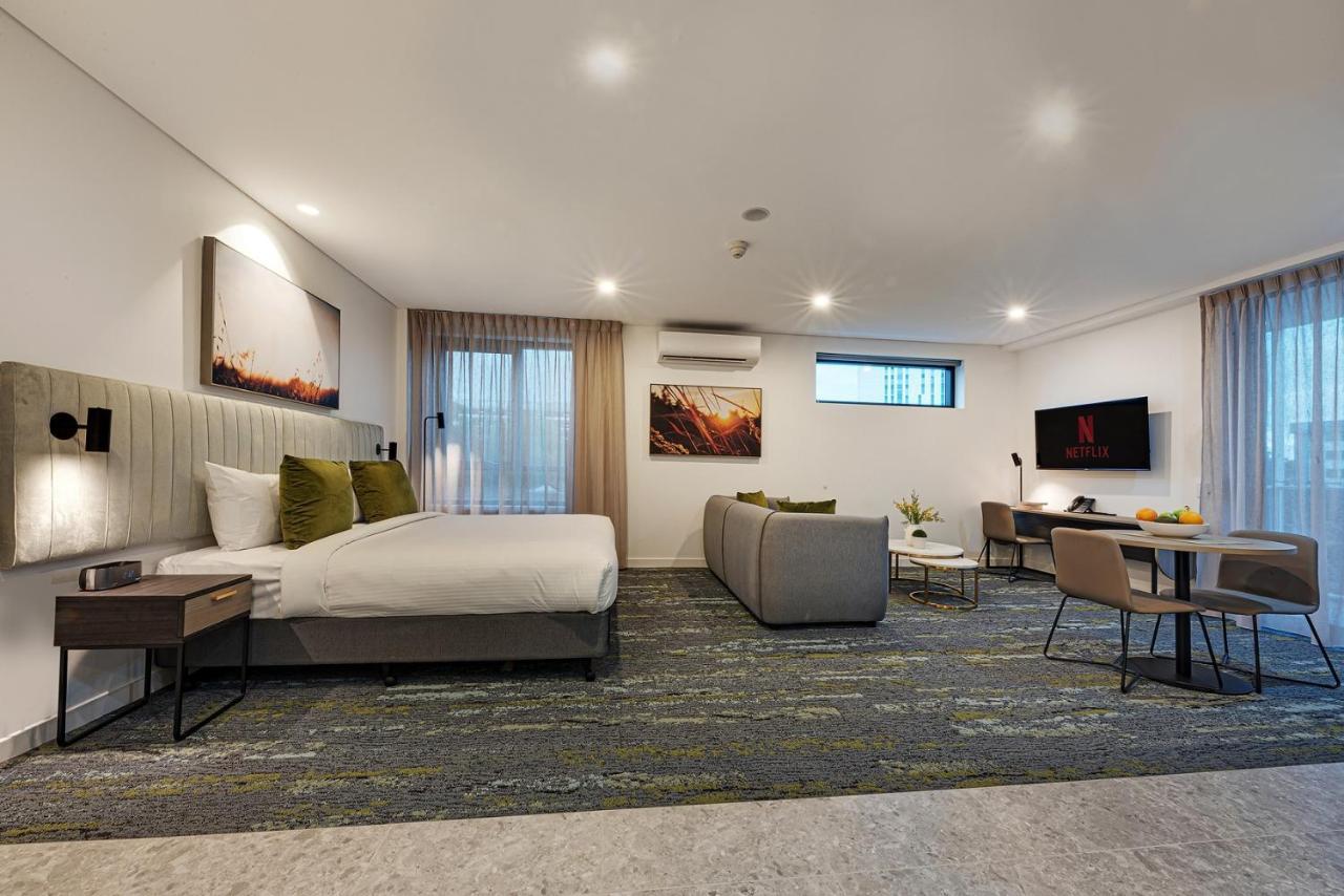 Littomore Suites Kingswood 彭里斯 外观 照片