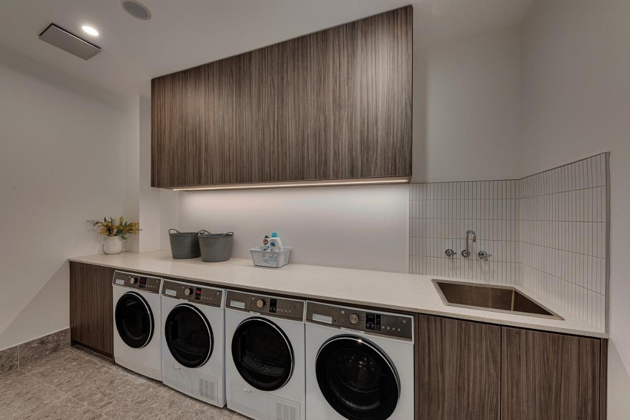 Littomore Suites Kingswood 彭里斯 外观 照片